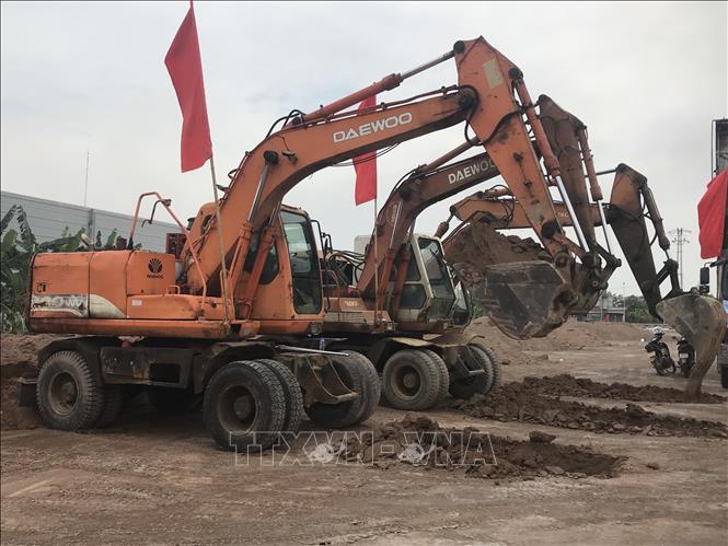 Các thiết bị máy móc thi công ngay sau buổi lễ. Ảnh: Tiến Vĩnh – TTXVN