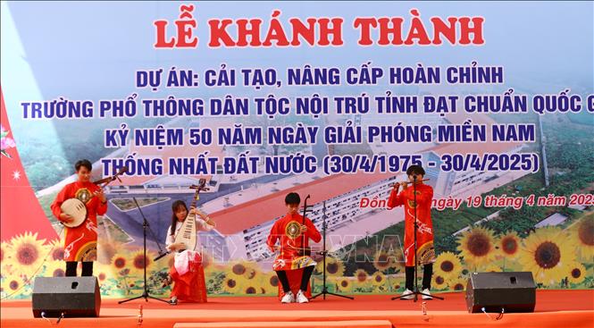 Học sinh Trường Trường phổ thông dân tộc nội trú tỉnh Đồng Nai biểu diễn tiết mục văn nghệ. Ảnh: Lê Xuân-TTXVN
