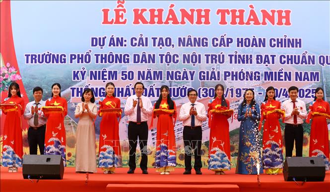 Bộ trưởng Bộ Dân tộc và Tôn giáo Đào Ngọc Dung cùng các đại biểu cắt băng khánh thành Trường phổ thông Dân tộc nội trú tỉnh Đồng Nai. Ảnh: Lê Xuân-TTXVN