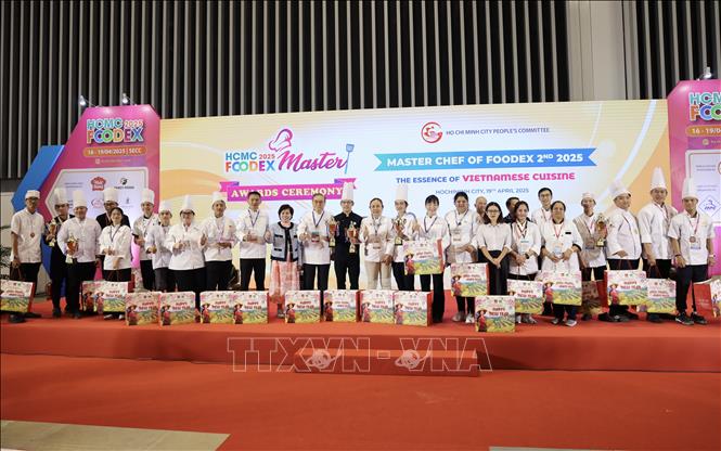 BTC trao quà cho các thí sinh tham dự Master Chef of Foodex 2025 Ảnh: Xuân Anh – TTXVN