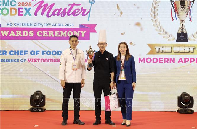 Đầu bếp Nguyễn Trần Vinh giành cúp hạng mục món khai vị hiện đại (Modern appertizer). Ảnh: Xuân Anh – TTXVN
