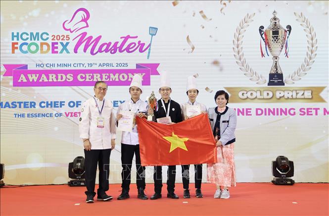 BTC trao giải vàng cho nhóm đầu bếp có món ăn cao cấp (Team Fine dining set menu) xuất sắc nhất Master Chef of Foodex 2025. Ảnh: Xuân Anh – TTXVN