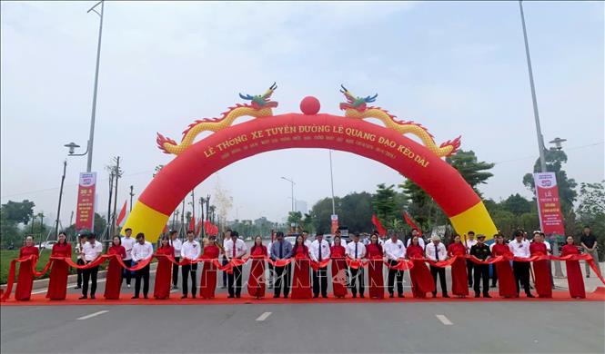 Các đại biểu cắt băng khánh thành, thông xe đường Lê Quang Đạo kéo dài. Ảnh: Trung Nguyên - TTXVN