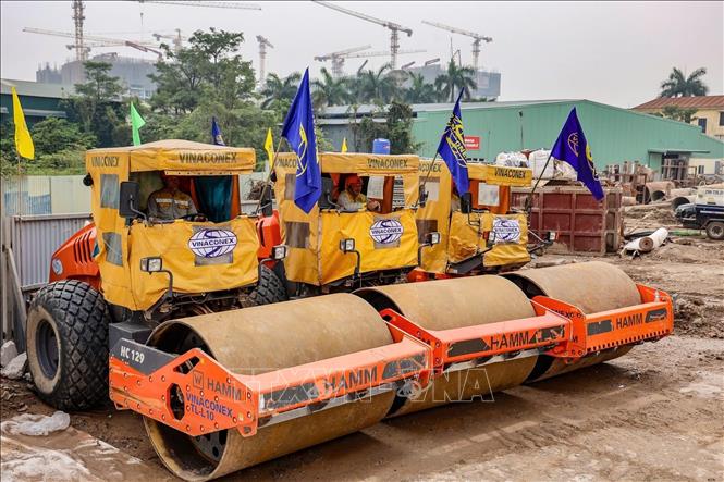 Dự án nút giao khác mức giữa đường Vành đai 3,5 với Đại lộ Thăng Long khi hoàn thành sẽ hoàn thiện hệ thống hạ tầng giao thông, góp phần đẩy nhanh tốc độ hình thành các khu đô thị trong khu vực. Ảnh: Trung Nguyên - TTXVN