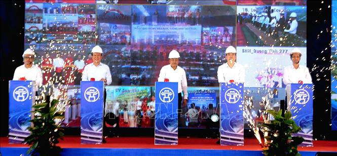 Lãnh đạo thành phố Hà Nội bấm nút khởi công Dự án đầu tư xây dựng nút giao khác mức giữa đường Vành đai 3,5 với Đại lộ Thăng Long. Ảnh: Trung Nguyên - TTXVN