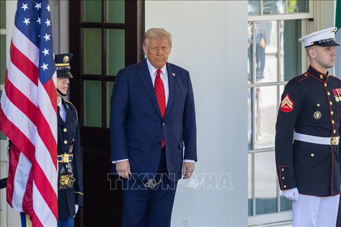 Tổng thống Mỹ Donald Trump (giữa) tại Nhà Trắng ở Washington D.C., ngày 17/4/2025. Ảnh: THX/TTXVN