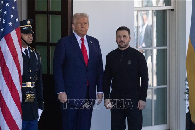 Tổng thống Mỹ Donald Trump (trái) đón Tổng thống Ukraine Volodymyr Zelensky tại Washington DC., ngày 28/2/2025. Ảnh: THX/TTXVN