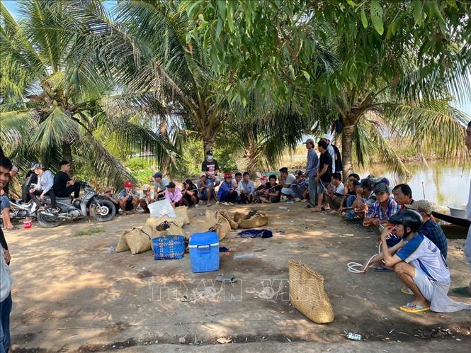 Các đối tượng tham gia đánh bạc và tổ chức đánh bạc bị bắt trước đó. Ảnh: TTXVN phát