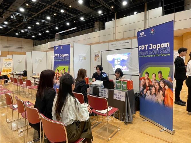 Một hoạt động giao lưu giữa doanh nghiệp và các bạn học sinh sinh viên tại VYSA JOB FAIR 2025. Ảnh: Phạm Tuân - PV TTXVN tại Nhật Bản
