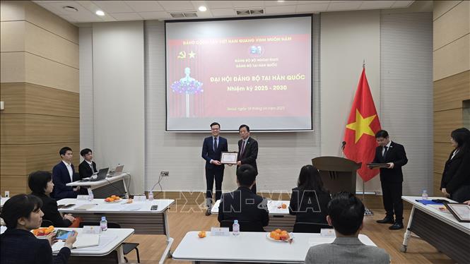 Đại sứ Việt Nam tại Hàn Quốc Vũ Hồ trao Giấy khen cho đồng chí Nguyễn Quang Khánh, nghiên cứu sinh tiến sĩ về vật liệu bán dẫn, Bí thư chi bộ đông Seoul. Ảnh: Đức Thắng - P/v TTXVN tại Hàn Quốc