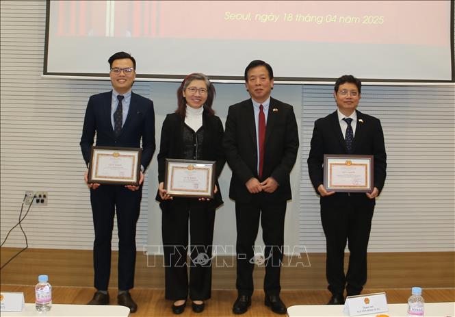Đại sứ Việt Nam tại Hàn Quốc Vũ Hồ chụp ảnh lưu niệm với các cá nhân và đại diện tập thể nhận phần thưởng tại Đại hội. Ảnh: Đức Thắng - P/v TTXVN tại Hàn Quốc