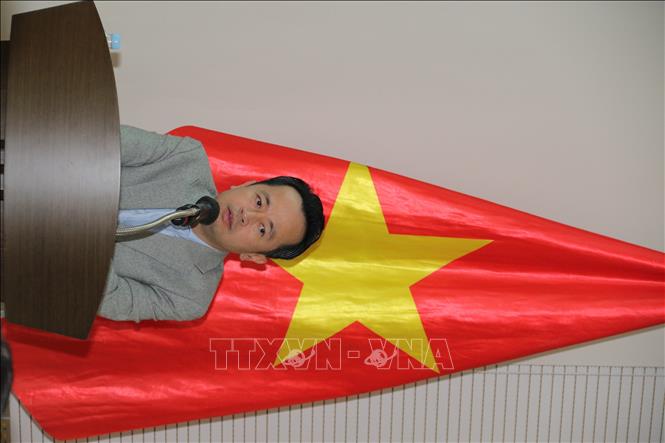 Đồng chí Phạm Khắc Tuyên, Bí thư chi bộ Ban ngành tham luận về “Vấn đề toàn cầu hóa và liên kết kinh tế quốc tế, khu vực trong thời gian tới trước thách thức bảo hộ mậu dịch: giải pháp thúc đẩy thương mại Việt Nam - Hàn Quốc”. Ảnh: Đức Thắng - P/v TTXVN tại Hàn Quốc