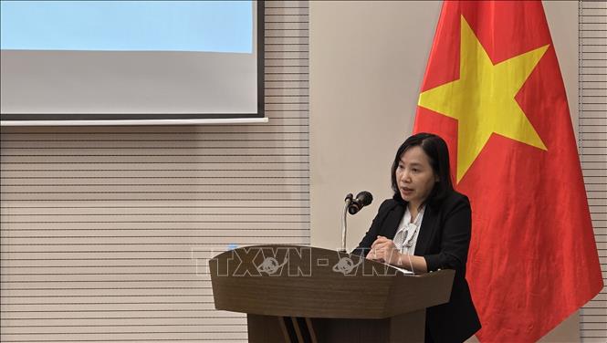 Đồng chí Đỗ Thị Bích Ngọc, Đảng ủy viên tham luận với chủ đề “Giải pháp thu hút nguồn nhân lực khoa học công nghệ chất lượng cao trong kỷ nguyên mới của đất nước”. Ảnh: Đức Thắng - P/v TTXVN tại Hàn Quốc