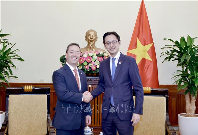 Thứ trưởng Bộ Ngoại giao Đỗ Hùng Việt và ông Sean Kotaro O’Neill, quan chức cao cấp phụ trách Cục Đông Á và Thái Bình Dương, Bộ Ngoại giao Hoa Kỳ. Ảnh: TTXVN