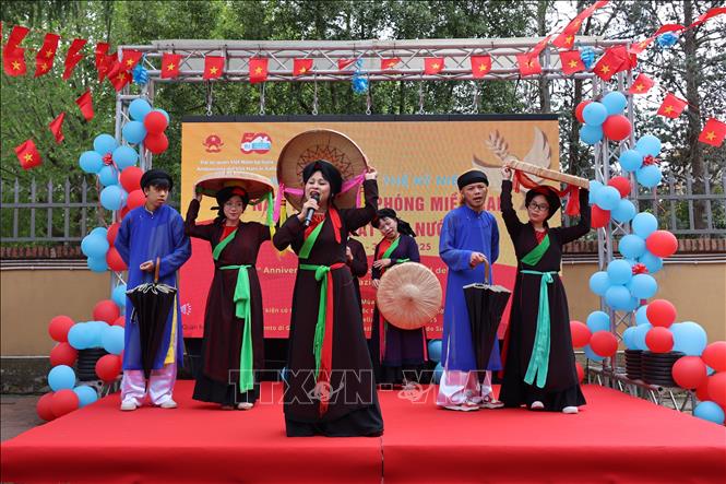A quan ho (duet) singing performance of the Italy-Vietnam cultural bridge association's members. VNA Photo: Dương Hoa 