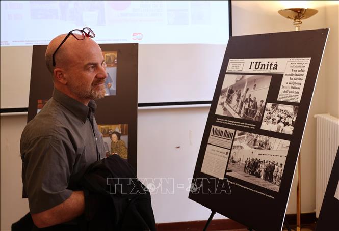 A photo exhibition on Vietnam-Italy solidarity is held. VNA Photo: Dương Hoa 