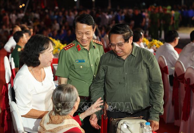 Thủ tướng Phạm Minh Chính cùng Bộ trưởng Bộ Công an Lương Tam Quang thăm hỏi các cán bộ lão thành cách mạng. Ảnh: Giang Phương - TTXVN