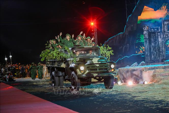 Chương trình nghệ thuật tái hiện các giai đoạn lịch sử hào hùng. Ảnh: Giang Phương - TTXVN 