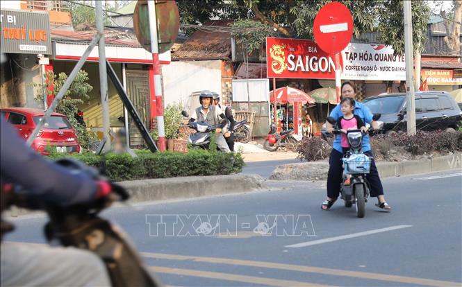Một đường ngang do người dân tự mở có thể xảy ra tai nạn nguy hiểm tại xã Quất Lưu huyện Bình Xuyên. Ảnh: Hoàng Hùng-TTXVN