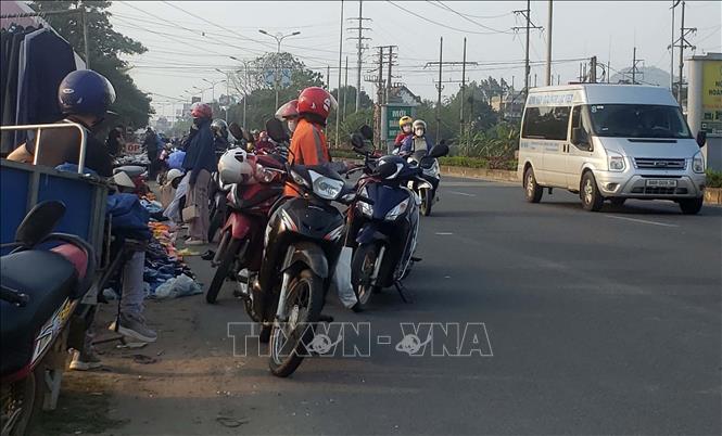 Đường biến thành điểm họp chợ, người dân vô tư để xe tràn dưới lòng đường để mua bán tại xã Quất Lưu huyện Bình Xuyên. Ảnh: Hoàng Hùng-TTXVN