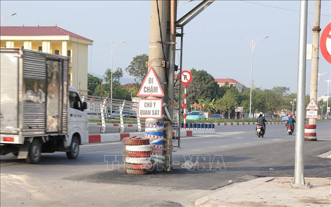 Cột điện “mọc” ở giữa đường Nguyễn Tất Thành, thành phố Vĩnh Yên có thể khiến các phương tiện tham gia lưu thông xảy ra tai nạn. Ảnh: Hoàng Hùng-TTXVN