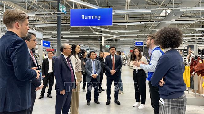 Lãnh đạo Tập đoàn Decathlon giới thiệu với Đại sứ Việt Nam tại Pháp Đinh Toàn Thắng và đoàn công tác các sản phẩm thể thao sản xuất tại Việt Nam được bày bán tại siêu thị của tập đoàn. Ảnh: Thu Hà - P/v TTXVN tại Pháp
