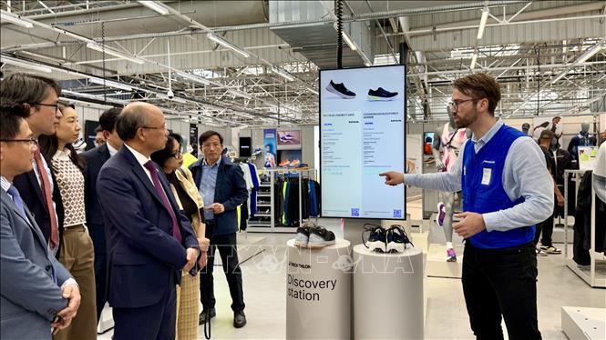 Lãnh đạo tập đoàn Decathlon giới thiệu với Đại sứ Việt Nam tại Pháp Đinh Toàn Thắng và đoàn công tác các sản phẩm thể thao sản xuất tại Việt Nam được bày bán tại siêu thị của tập đoàn. Ảnh: Thu Hà - P/v TTXVN tại Pháp