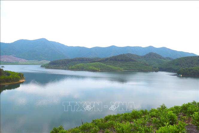Hồ Xuân Dương nằm phía Nam của xã Diễn Phú (huyện Diễn Châu, Nghệ An) được bao bọc bởi các dãy rú Dẻ, rú Lá, rú Chạch, rú Ba Chạng. Ảnh: Xuân Tiến - TTXVN 
