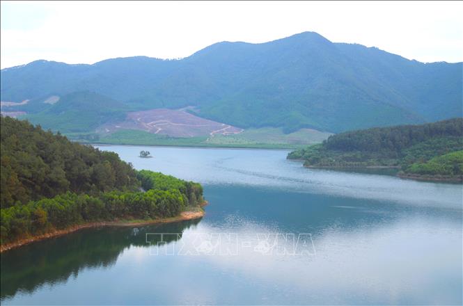Hồ Xuân Dương được tiếp nhận lượng nước lớn từ các khe, suối qua 2 dòng gọi là Truông Đông và Truông Tây nên quanh năm mực nước lòng hồ luôn trong xanh. Ảnh: Xuân Tiến - TTXVN 