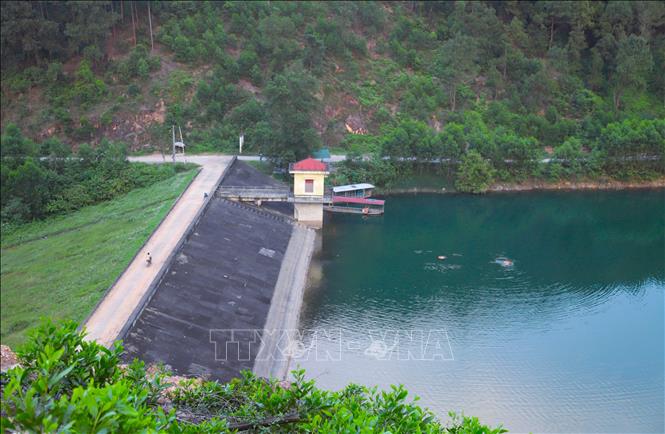 Đập chắn và hệ thống đóng - mở nước của hồ Xuân Dương được xây dựng nằm giữa 2 ngọn núi thuộc dãy rú Chạch và rú Ba Chạng. Ảnh: Xuân Tiến - TTXVN 