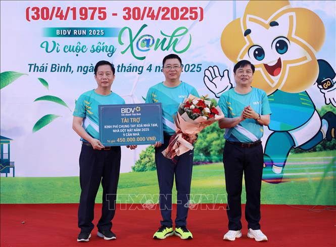 Ngân hàng BIDV chi nhánh tỉnh Thái Bình trao hỗ trợ 450 triệu đồng để tỉnh Thái Bình thực hiện chương trình xóa nhà tạm, nhà dột nát trên địa bàn. Ảnh: Thế Duyệt – TTXVN