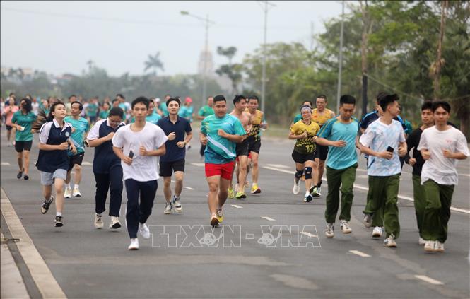 Các vận động viên chạy trên quãng đường 3 km quanh khu vực Quảng trường. Ảnh: Thế Duyệt – TTXVN