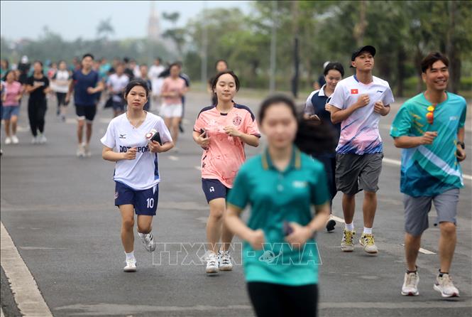 Các vận động viên chạy trên quãng đường 3 km quanh khu vực Quảng trường. Ảnh: Thế Duyệt – TTXVN