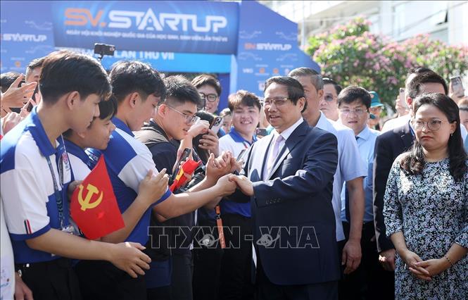 Thủ tướng Phạm Minh Chính với học sinh, sinh viên tham dự Ngày hội Khởi nghiệp quốc gia của học sinh, sinh viên lần thứ 7. Ảnh: Dương Giang-TTXVN 