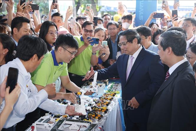 Thủ tướng Phạm Minh Chính tham quan sản phẩm khởi nghiệp của học sinh, sinh viên. Ảnh: Dương Giang-TTXVN 
