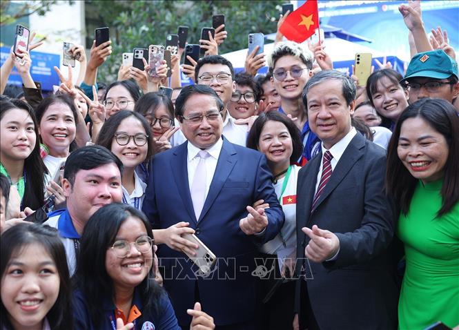 Thủ tướng Phạm Minh Chính với học sinh, sinh viên tham dự Ngày hội Khởi nghiệp quốc gia của học sinh, sinh viên lần thứ 7. Ảnh: Dương Giang-TTXVN 
