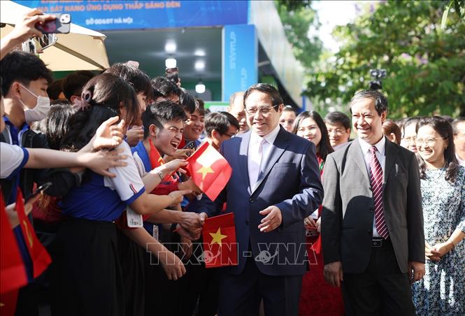 Thủ tướng Phạm Minh Chính với học sinh, sinh viên tham dự Ngày hội Khởi nghiệp quốc gia của học sinh, sinh viên lần thứ 7. Ảnh: Dương Giang-TTXVN 
