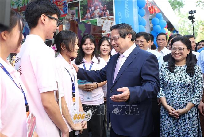 Thủ tướng Phạm Minh Chính với học sinh, sinh viên tham dự Ngày hội Khởi nghiệp quốc gia của học sinh, sinh viên lần thứ 7. Ảnh: Dương Giang-TTXVN 