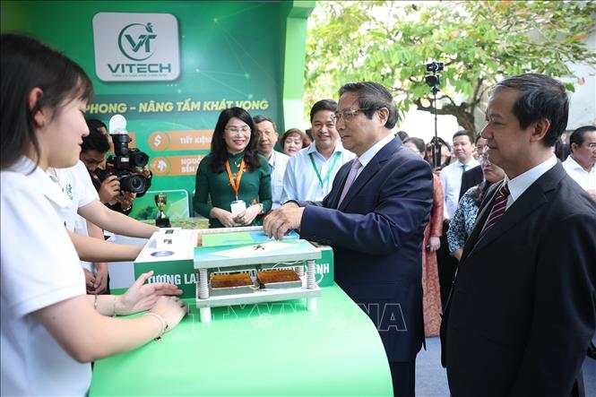 Thủ tướng Phạm Minh Chính tham quan sản phẩm khởi nghiệp của học sinh, sinh viên. Ảnh: Dương Giang-TTXVN 
