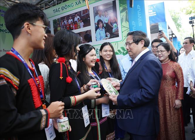 Thủ tướng Phạm Minh Chính tham quan sản phẩm khởi nghiệp của học sinh, sinh viên. Ảnh: Dương Giang-TTXVN 
