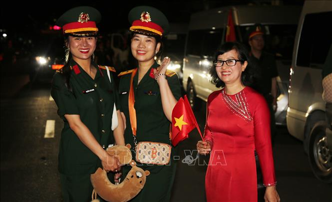 Người dân Biên Hòa háo hức chào các chiến sĩ trong đoàn Nghi lễ của Quân đội tại sân ga Biên Hoà (thành phố Biên Hòa, Đồng Nai). Ảnh: Lê Xuân-TTXVN