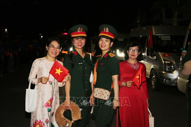 Dù đoàn tàu cập bến từ 4 giờ 20 phút sáng, nhưng rất đông người dân ở Biên Hòa đã có mặt tại sân ga để chào đón  các chiến sĩ trong đoàn Nghi lễ của Quân đội. Ảnh: Lê Xuân-TTXVN