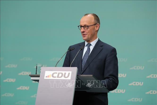 (Tư liệu) Ông Friedrich Merz phát biểu tại cuộc họp báo ở Berlin. Ảnh: THX/TTXVN