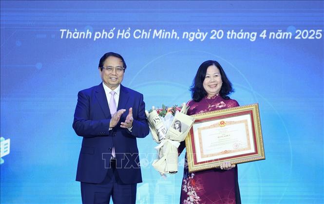 Thủ tướng Phạm Minh Chính trao tặng bằng khen cho tập thể có thành tích xuất sắc trong hỗ trợ học sinh, sinh viên khởi nghiệp. Ảnh: Dương Giang-TTXVN
