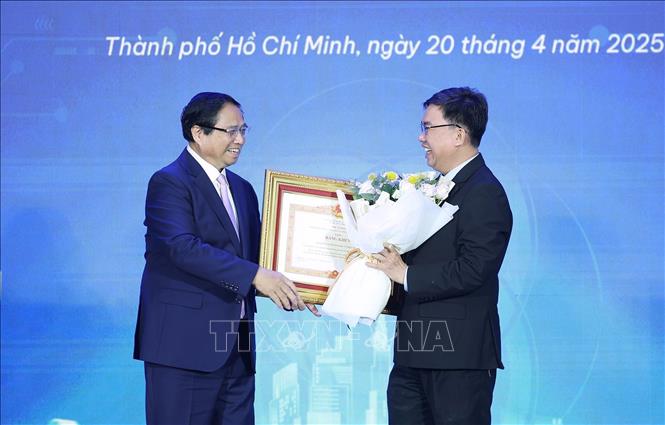 Thủ tướng Phạm Minh Chính trao tặng bằng khen cho tập thể có thành tích xuất sắc trong hỗ trợ học sinh, sinh viên khởi nghiệp. Ảnh: Dương Giang-TTXVN
