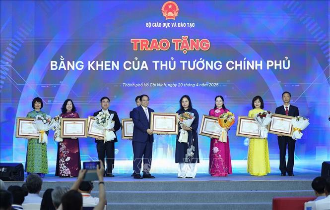 Thủ tướng Phạm Minh Chính trao tặng bằng khen cho các tập thể, cá nhân có thành tích xuất sắc trong hỗ trợ học sinh, sinh viên khởi nghiệp. Ảnh: Dương Giang-TTXVN
