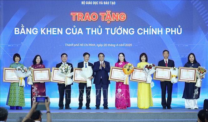 Thủ tướng Phạm Minh Chính trao tặng bằng khen cho các tập thể, cá nhân có thành tích xuất sắc trong hỗ trợ học sinh, sinh viên khởi nghiệp. Ảnh: Dương Giang-TTXVN
