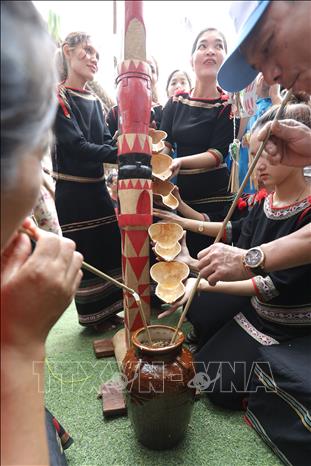 Người dân và du khách tham gia uống rượu cần - nét văn hoá đặc sắc trong các lễ hội truyền thống của đồng bào Tây Nguyên. Ảnh: Lê Đông - TTXVN