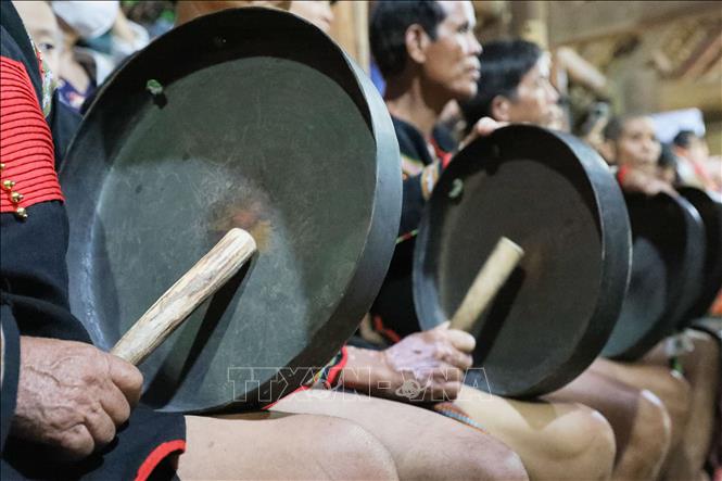 Tiếng cồng chiêng được xem là ngôn ngữ thiêng liêng, cầu nối giữa con người và thần linh của đồng bào Ê Đê. Ảnh: Lê Đông - TTXVN