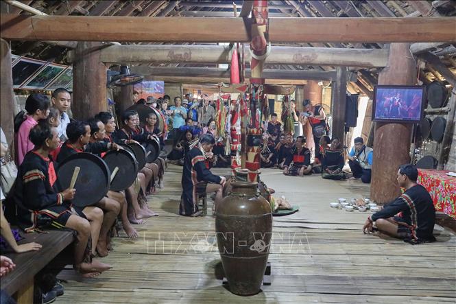 Đông đảo người dân và du khách đến thưởng ngoạn màn tái hiện Lễ cúng trưởng thành của dân tộc Ê Đê. Ảnh: Lê Đông - TTXVN